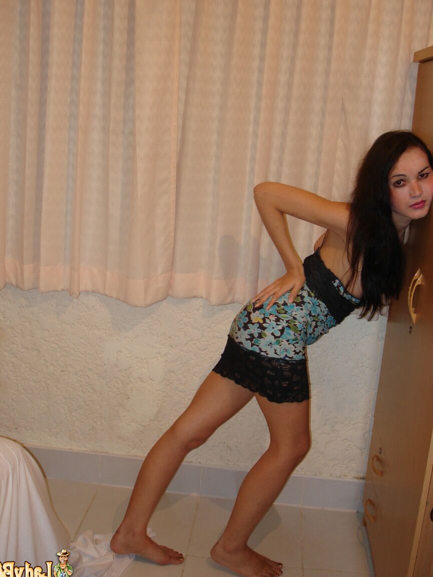 20P Travesti adolescente magra com peitos falsos Lisa mostra seu delicioso dong em uma cama