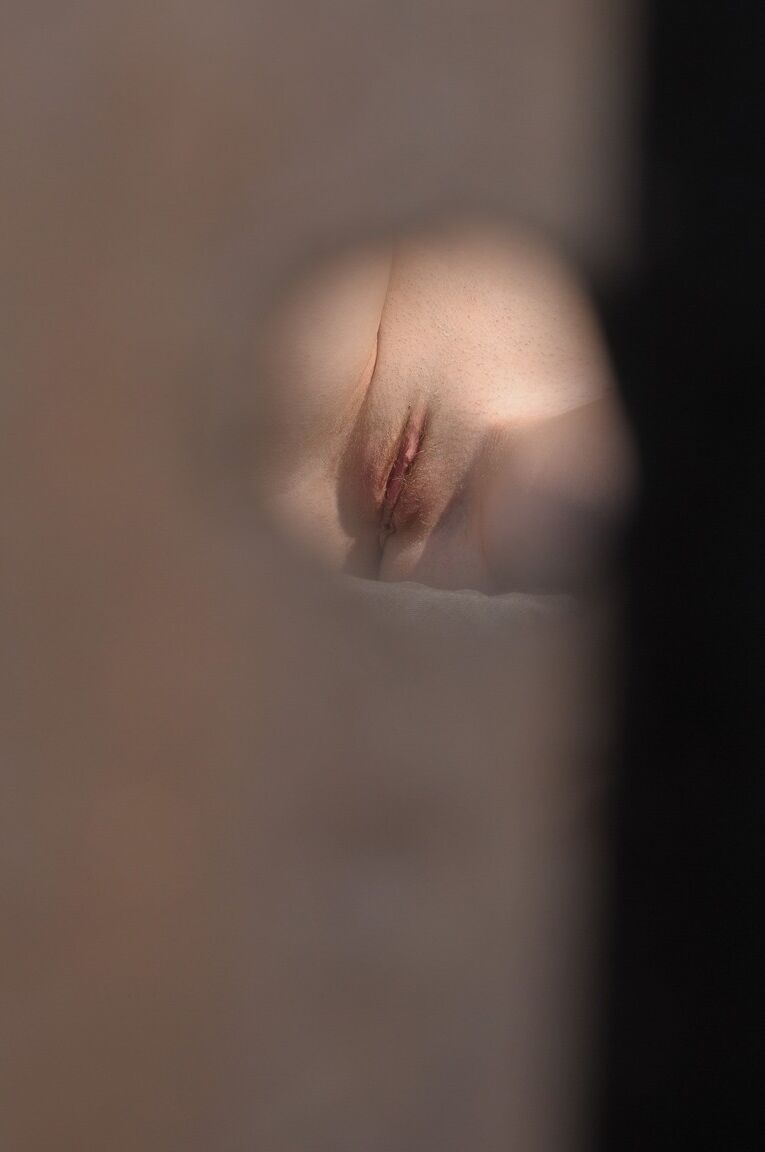 21P A adolescente de cabelos compridos Bridgit A exibe sua bunda gostosa em um strip-tease sexy ao ar livre