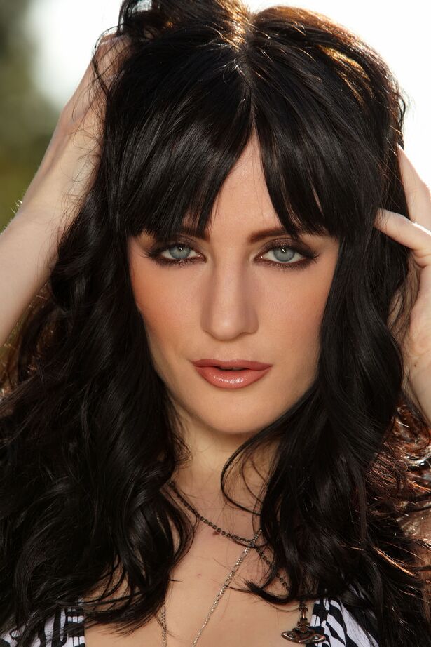 16P Sizzling sedutora Samantha Bentley exibindo nua ao ar livre