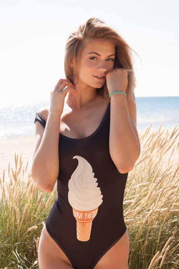 18P Patritcy A gets rid of her swim suit and flaunts her tight body by the beach