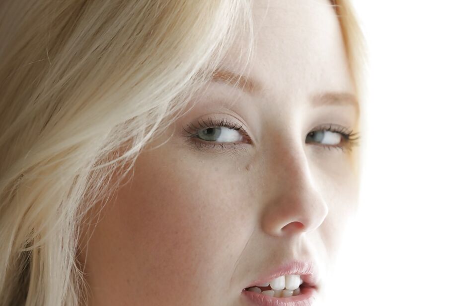 16P Incrível adolescente loira flexível Samantha Rone mostra sua buceta precisa