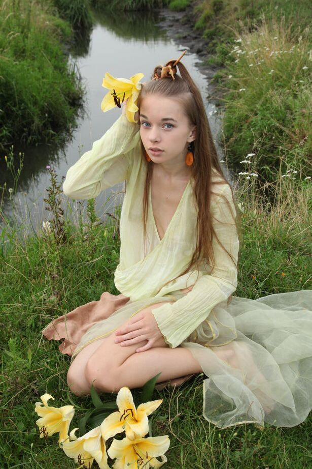 18P Юная тинка Milena D обнаженная на улице, показывая веселые маленькие сиськи