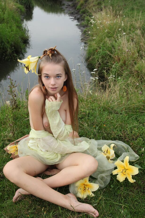 18P Юная тинка Milena D обнаженная на улице, показывая веселые маленькие сиськи