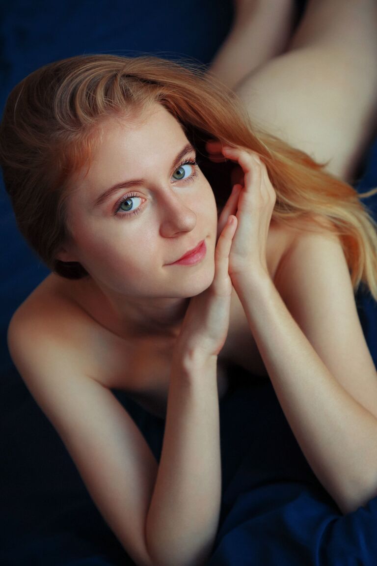 21P La sexy adolescente de figura delgada Shayla revela sus pequeñas tetas y su sabroso chocho calvo
