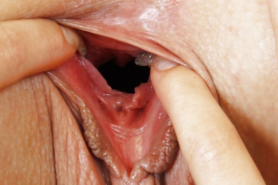 16P A apaixonada gata europeia Venus Devil entra profundamente em sua vagina