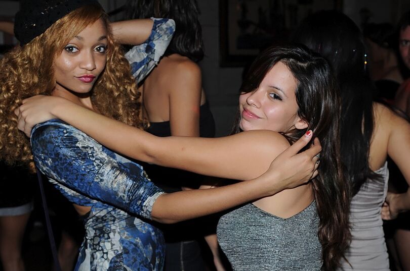 16P Chicas de discotecas se lanzan a un completo sexo grupal dentro de un club nocturno