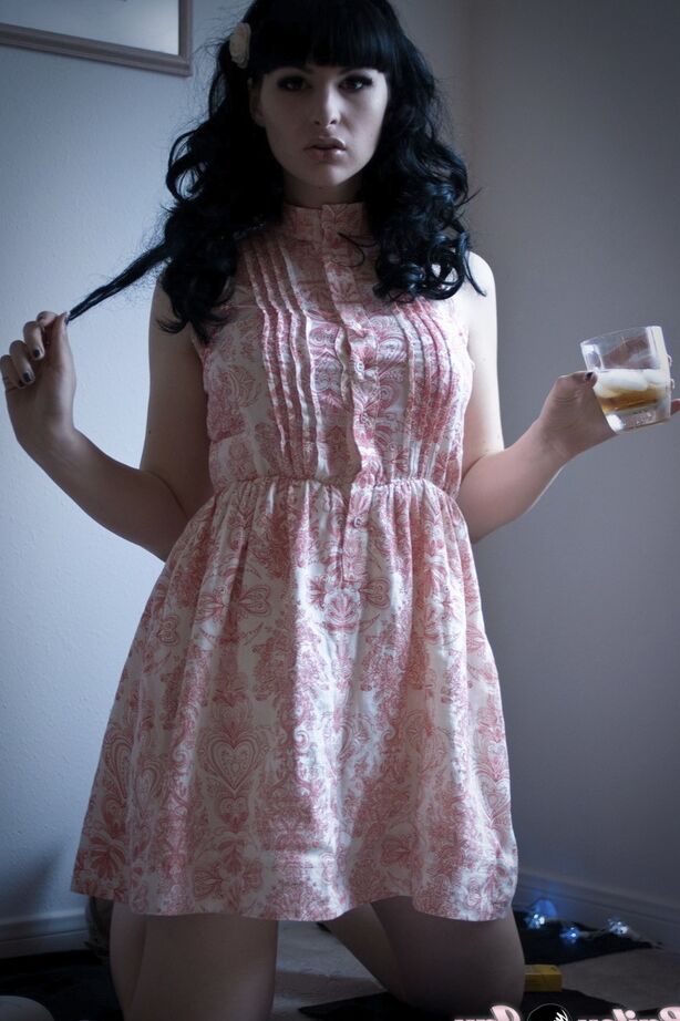 12P Irrésistible tgirl Bailey Jay fumant
