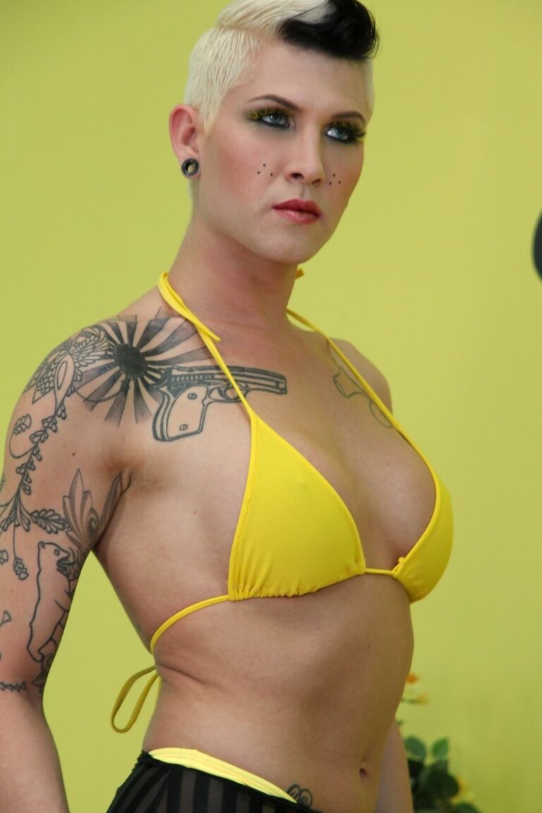 18P La transexual de pelo corto Danni Daniels mete su polla en el ojete de un chico flaco