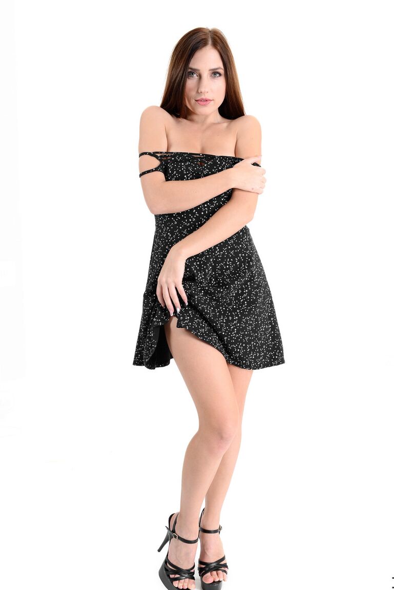 15P La chica sola Niemira se quita su vestido de verano para posar desnuda