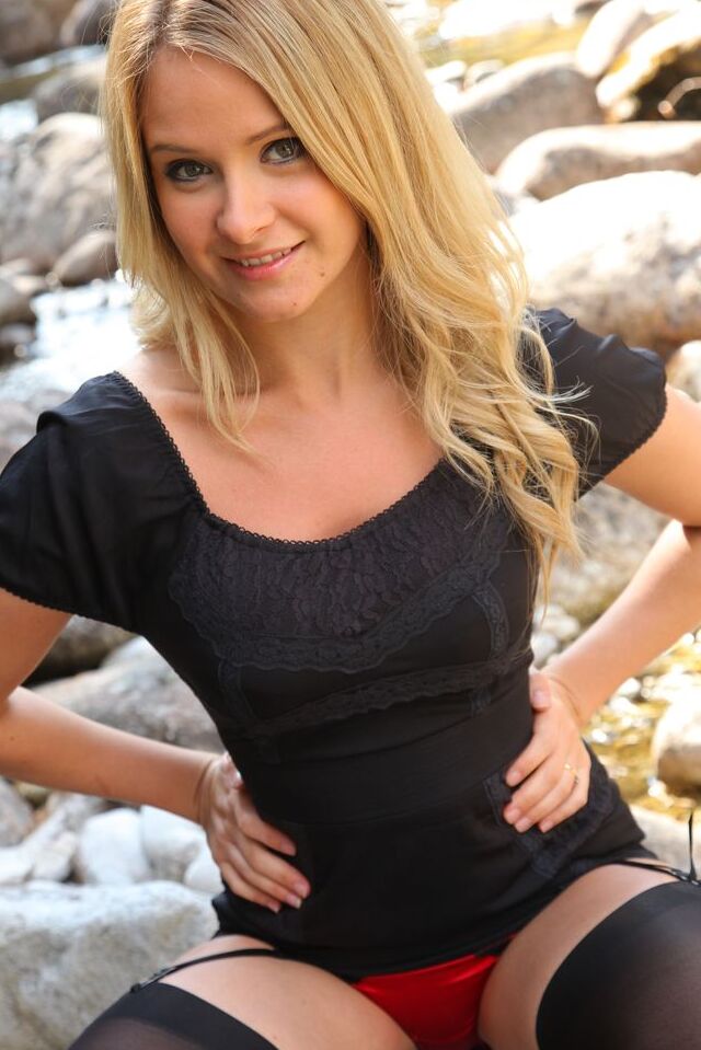 16P ナチュラルブロンドのエル・リッチーがナイロンを着て乾いた川床で美乳を剥き出しにする