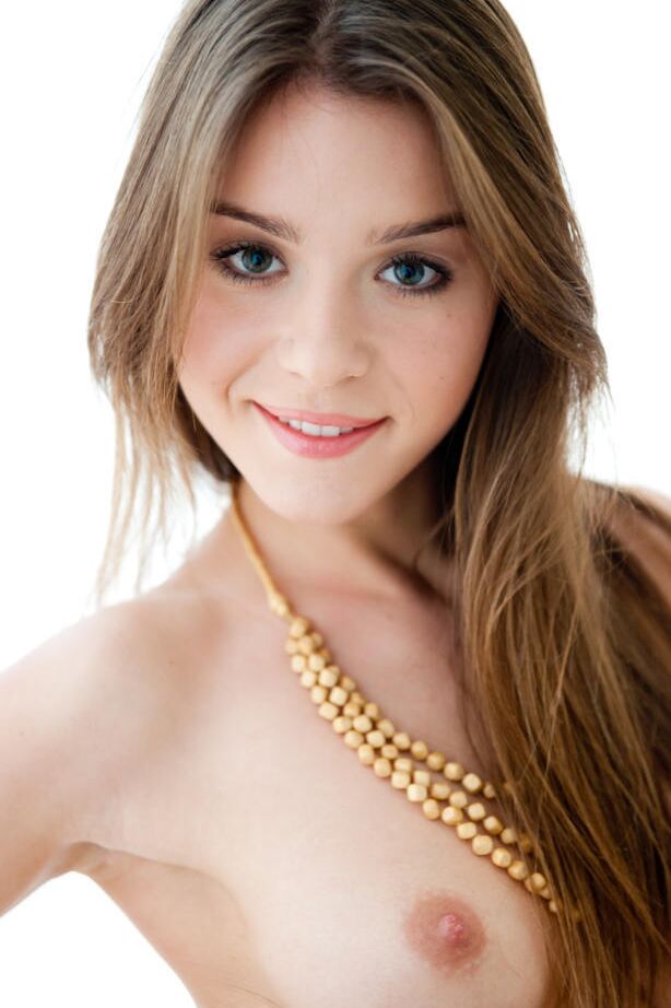 18P A adorável adolescente Lily abre suas longas pernas para revelar sua boceta