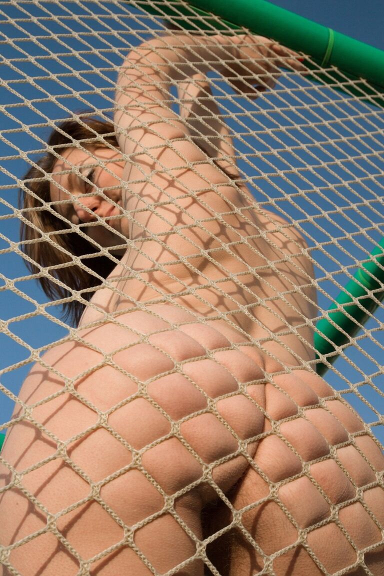 18P A morena sacanagem Sandy tira a roupa e mostra seus buracos peludos nas gaiolas ao ar livre