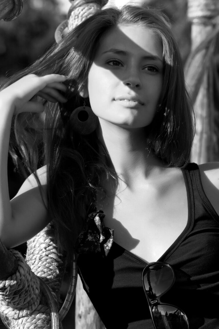 21P Adolescente magra com um rosto lindo Irina J exibe suas pernas longas e sua boceta saborosa