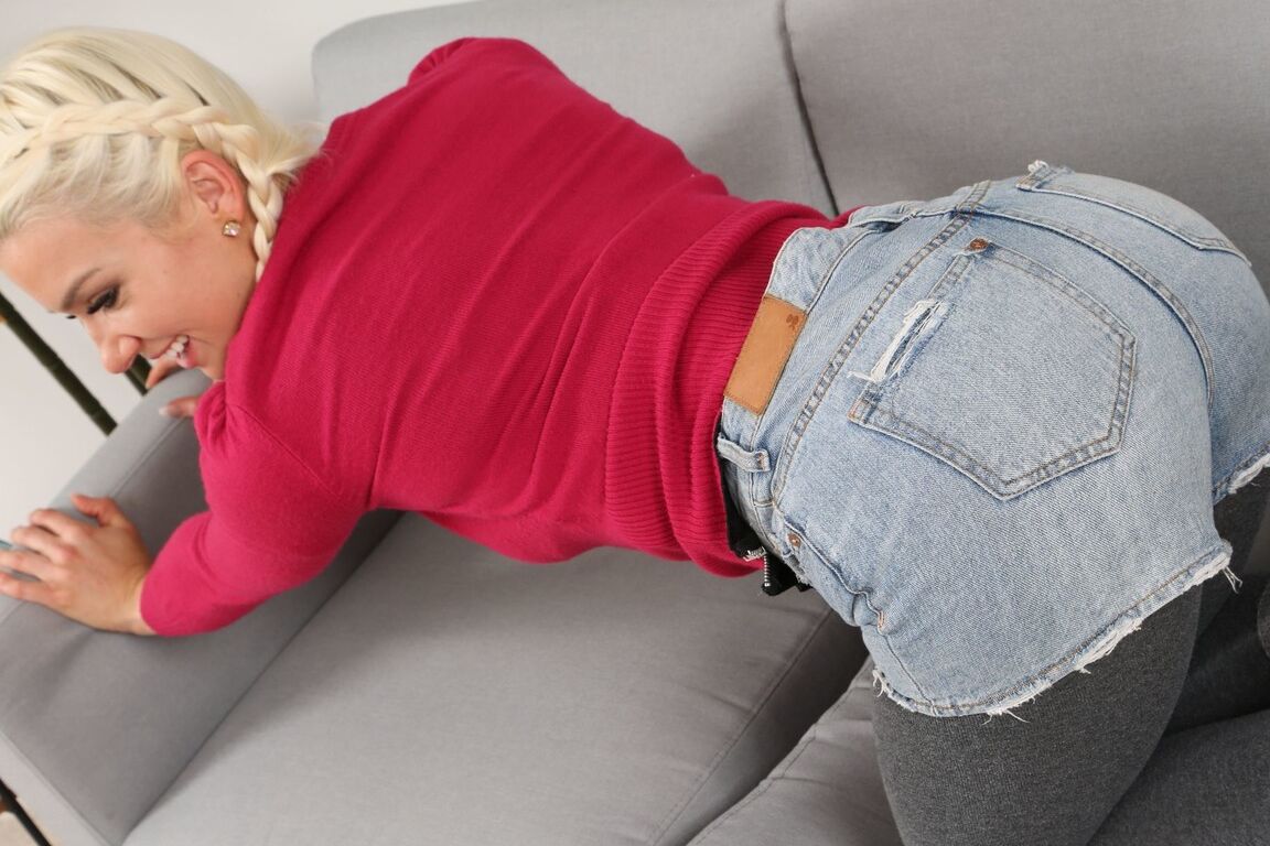 21P Stunner Lydia Jane tira o short jeans e exibe seu espólio na meia-calça