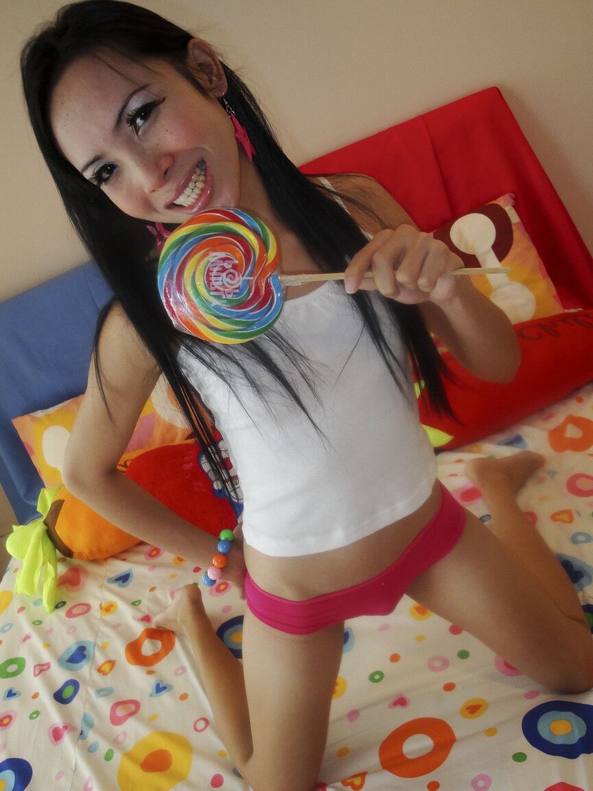 17P La pequeña transexual asiática May disfruta de los dulces y muestra su polla en un lindo dormitorio