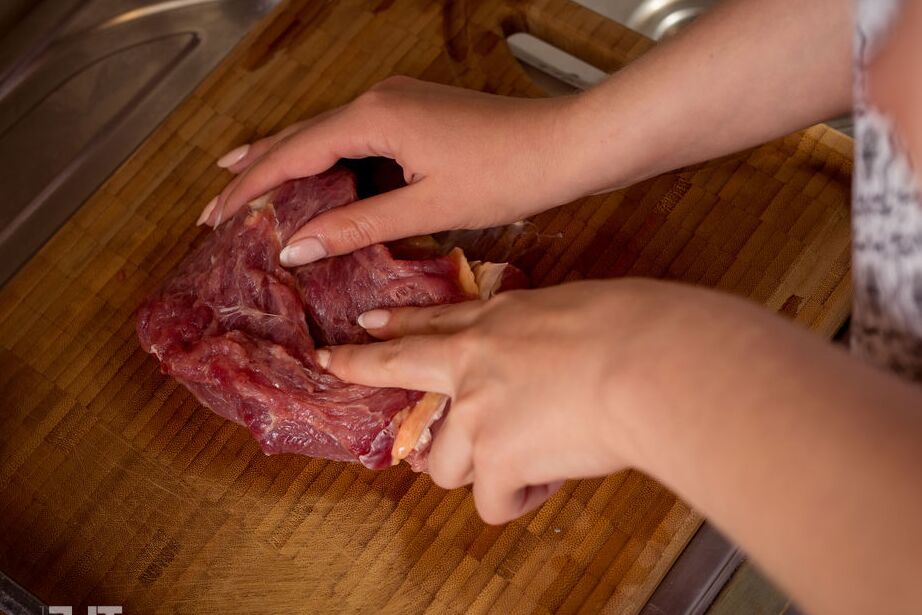 16P La rubia Elza A se masturba tras ablandar un filete en el delantal de la cocina