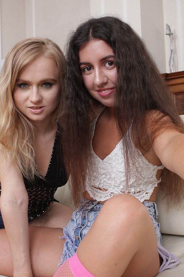 21P Dos adolescentes amateurs Katty West