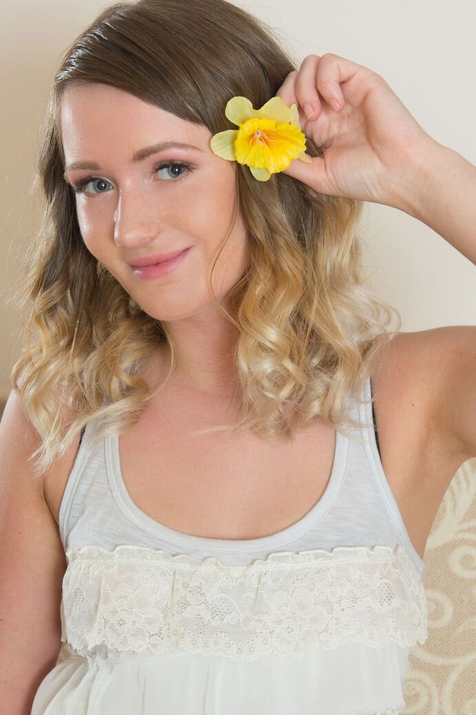 20P Blonde Teen Nicole zeigt ihre hervorstehenden Schamlippen aus nächster Nähe