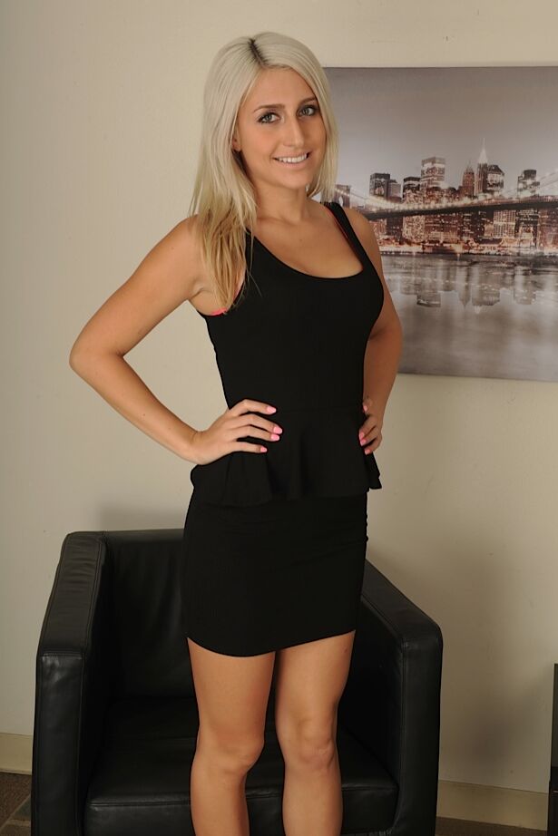 16P Rubia primeriza Xandra Sixx mostrando su vagina adolescente afeitada bajo la falda