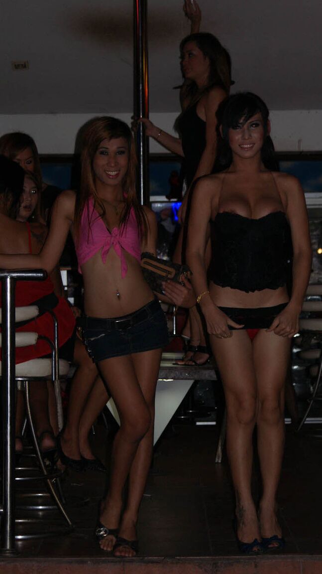 17P Galería de fotos gratuitas protagonizadas por sexys ladyboys asiáticas esperando a turistas ricos
