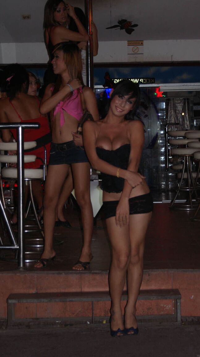 17P Galería de fotos gratuitas protagonizadas por sexys ladyboys asiáticas esperando a turistas ricos