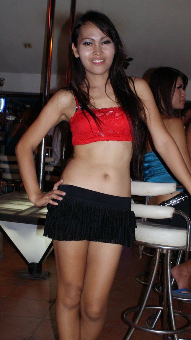 17P Galería de fotos gratuitas protagonizadas por sexys ladyboys asiáticas esperando a turistas ricos