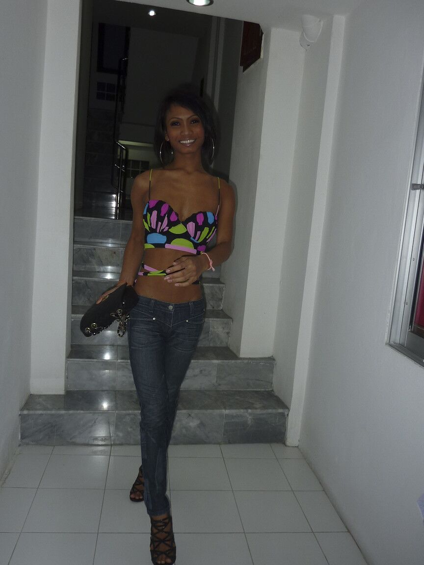 13P Bo, transexuelle ébène, enlève son jean moulant et montre une grosse bite noire