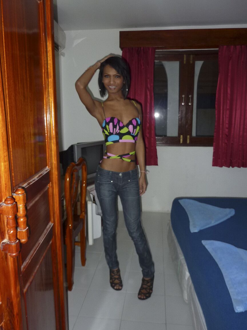 13P Bo, transexuelle ébène, enlève son jean moulant et montre une grosse bite noire