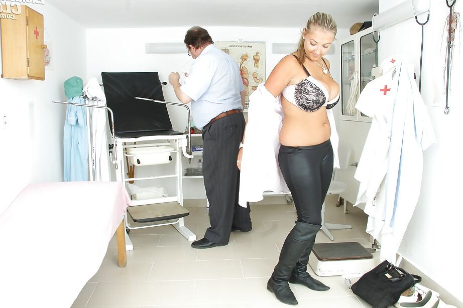 16P A linda garota fetichista Krystal Swift é apontada pelo médico