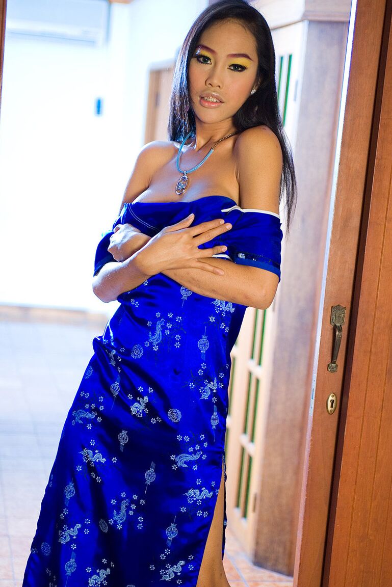 17P Hermosa transexual con seductoras tetas grandes se quita el vestido y se burla