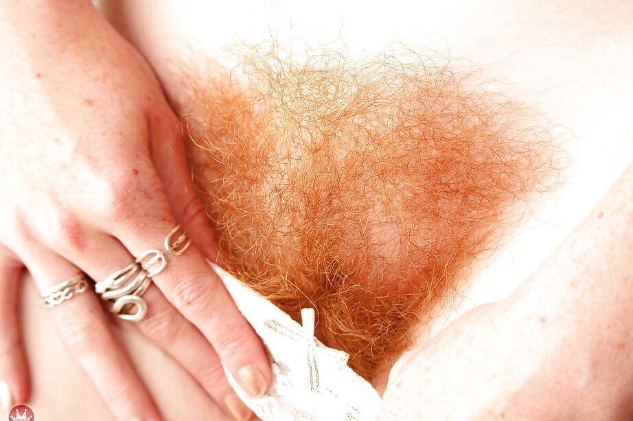 16P Ana Molly, une MILF pâle et salope, étale sa chatte poilue et pose.