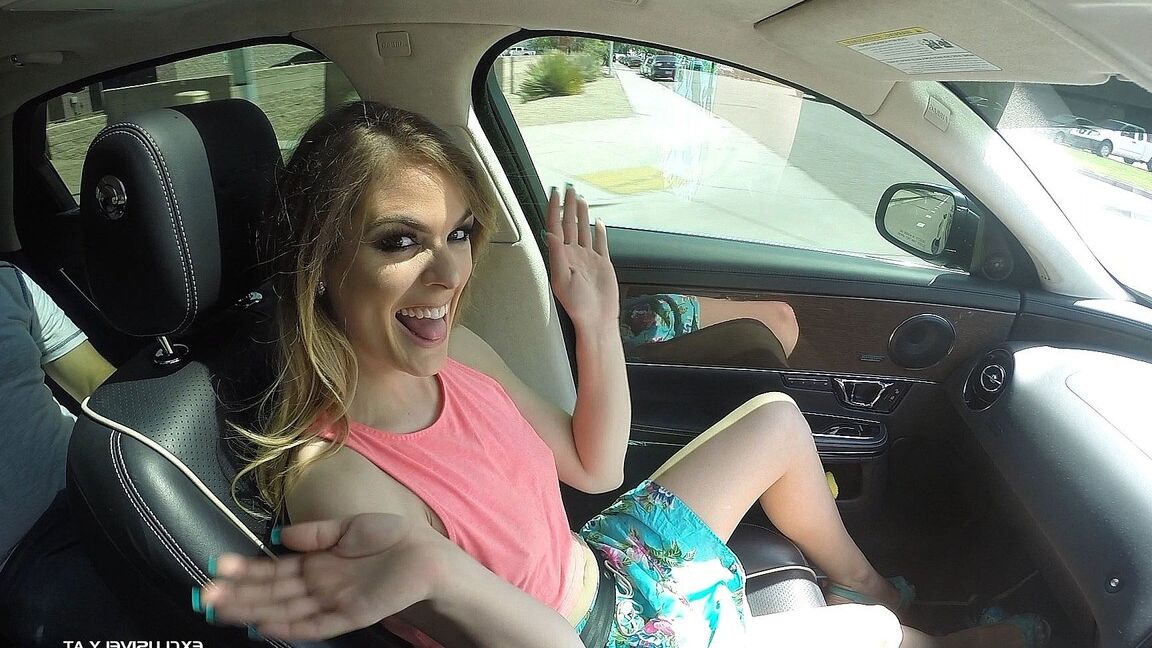 19P Kendra cachonda penetrada y llenada de leche en su coño peludo en un gangbang