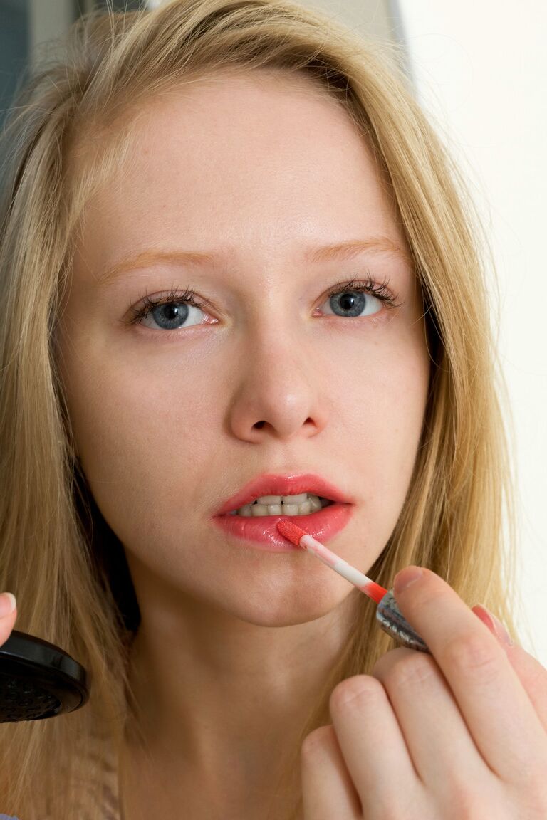 21P La jolie teen Lilit met du rouge à lèvres sexy et se masturbe après s'être déshabillée