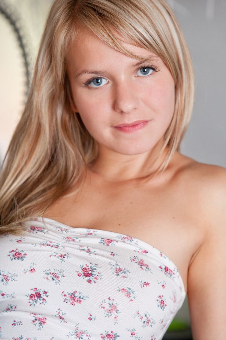 21P Errotica Archives Bella C