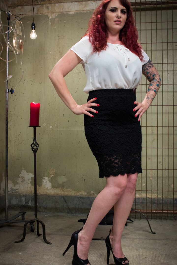 10P Rothaarige MILF mit großen Titten Mz Berlin zeigt ihre haarige Muschi in einem Solo