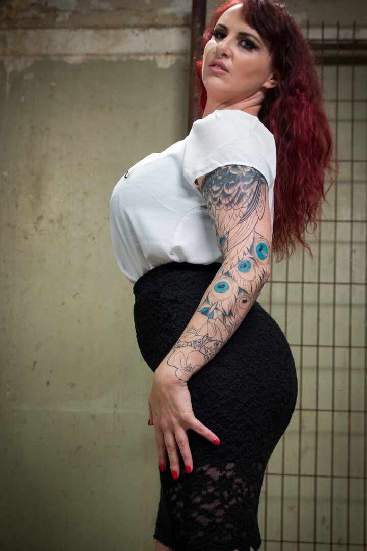 10P Rothaarige MILF mit großen Titten Mz Berlin zeigt ihre haarige Muschi in einem Solo