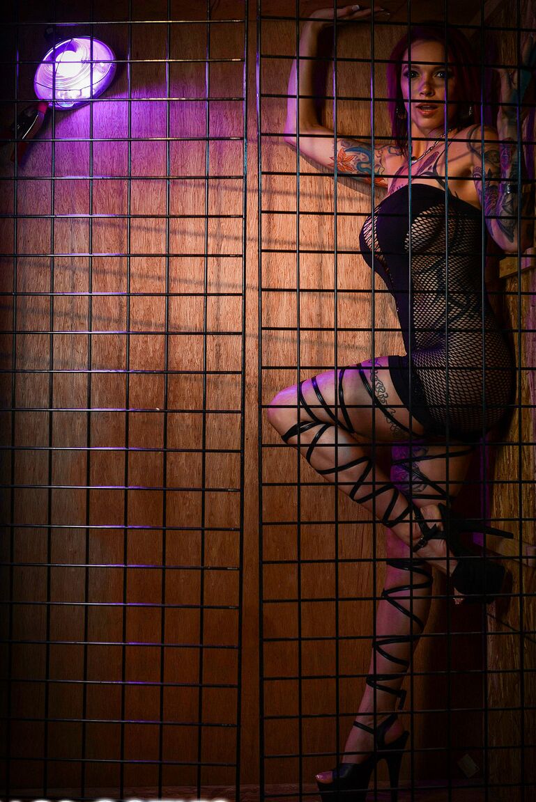 17P La fabulosa MILF tetona Jessica Jaymes presenta su cuerpo sexy en una jaula