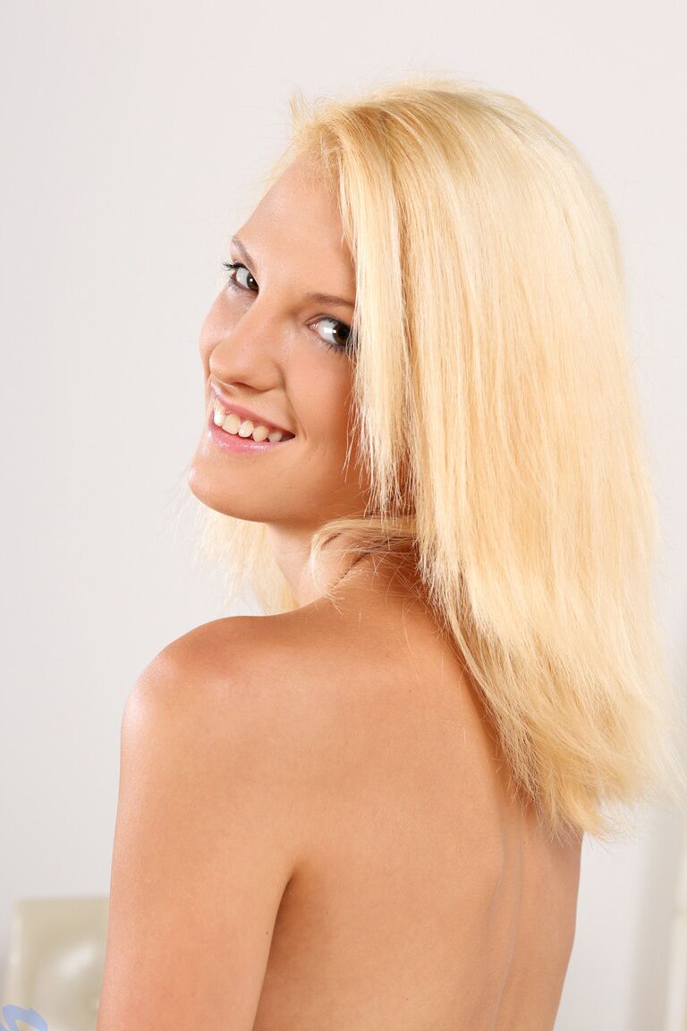 21P La blonde mince Ulpiana découvre sa petite poitrine et son savoureux trou d'amour sur une chaise