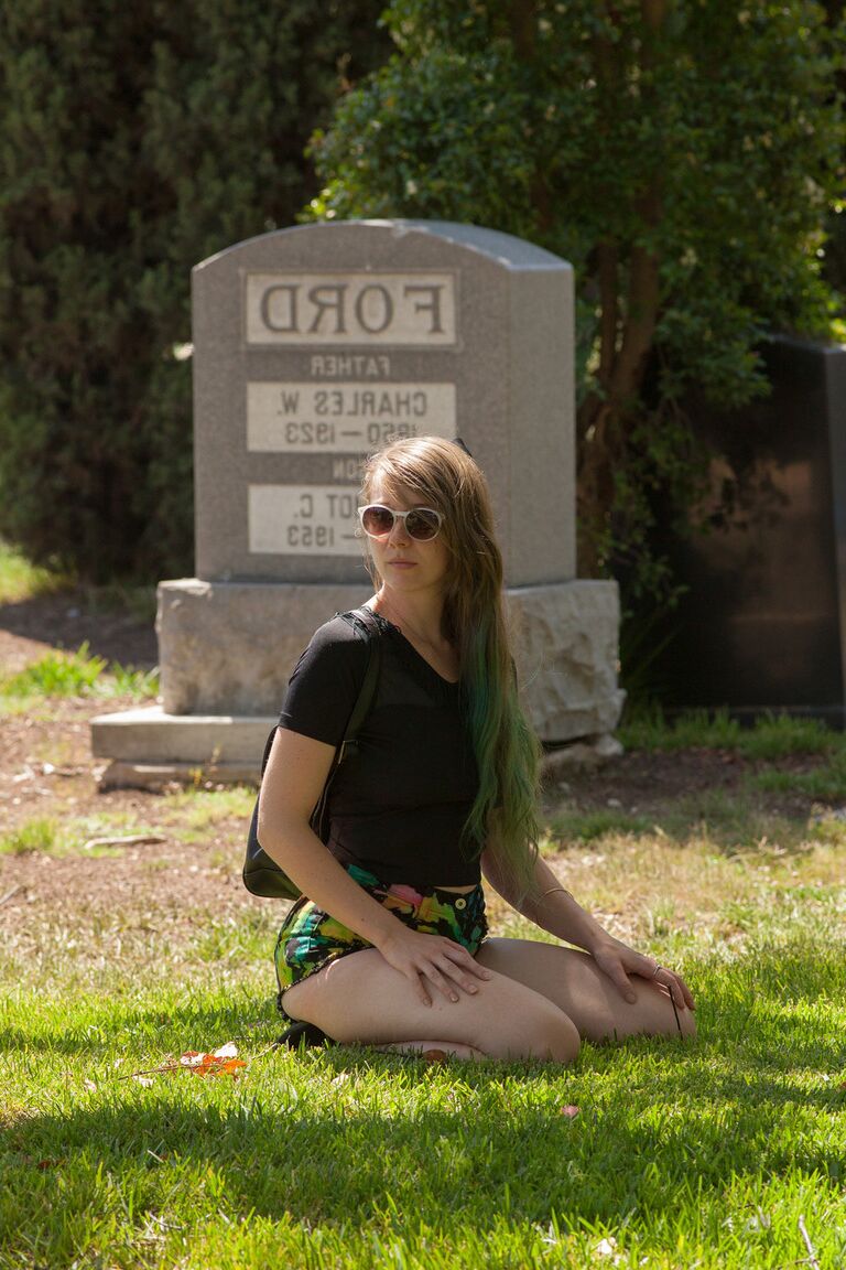 12P Evelyn Bishop, une adolescente américaine coquine, exhibe une jupe haute au cimetière.