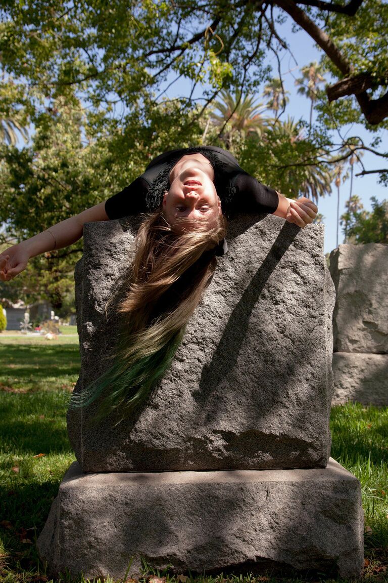 12P Evelyn Bishop, une adolescente américaine coquine, exhibe une jupe haute au cimetière.