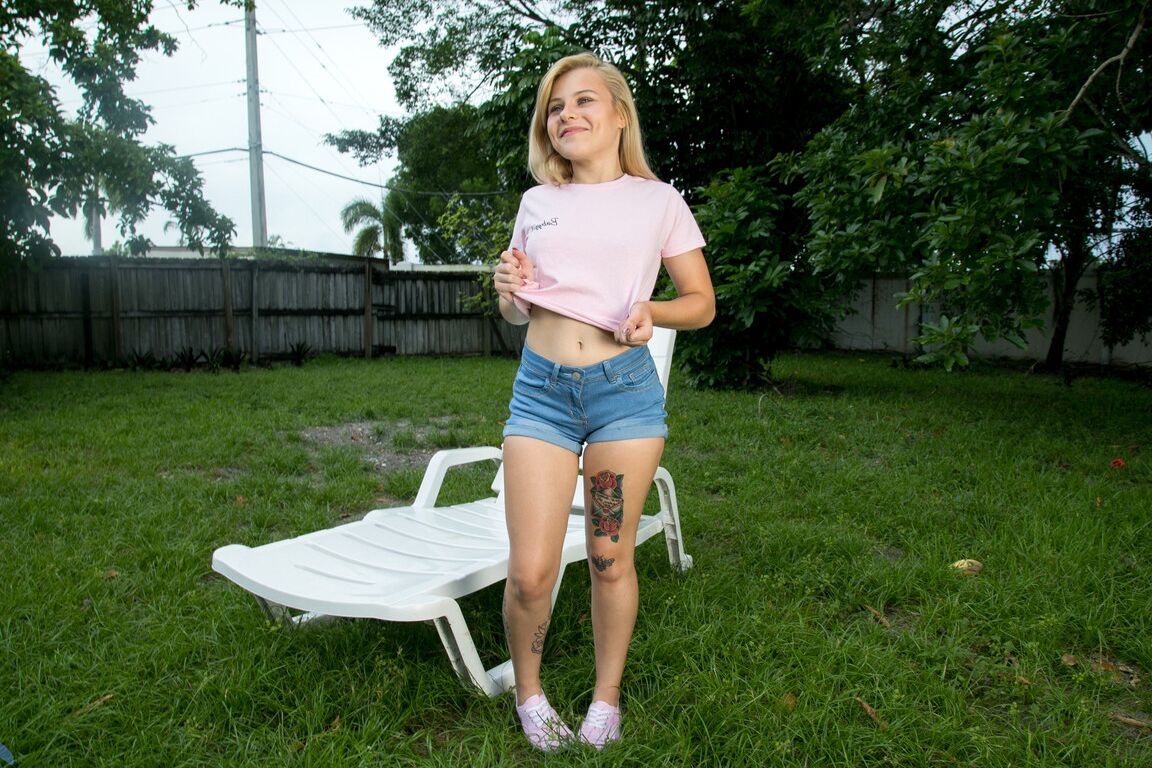 21P La jovencita tatuada Skylar Valentine se frota los pezones perforados