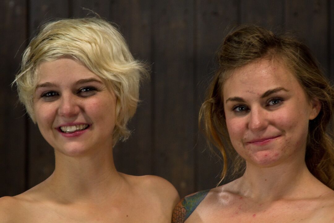 Die 20P-Blondine Chloe Camilla lässt sich ihre spritzende Muschi gefesselt fingern