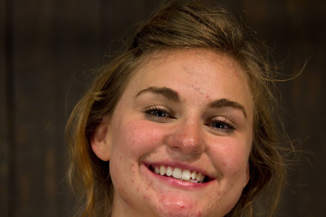 Die 20P-Blondine Chloe Camilla lässt sich ihre spritzende Muschi gefesselt fingern