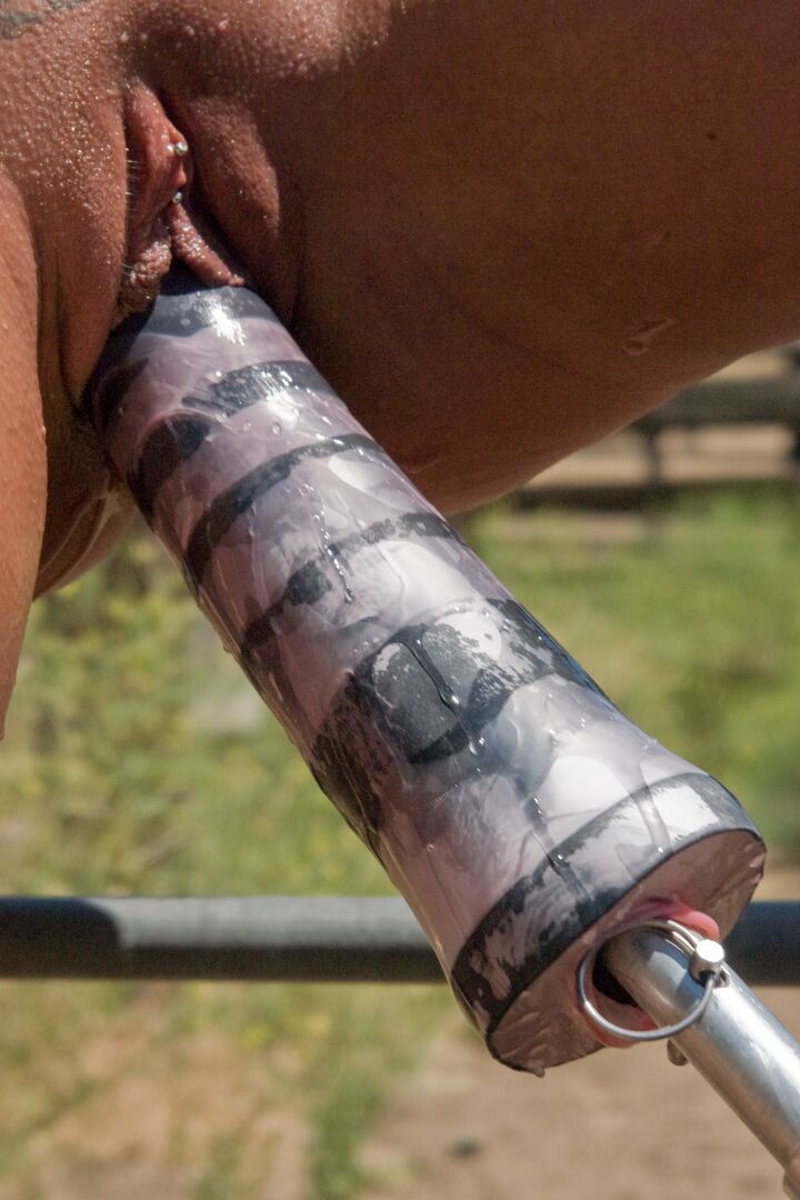 20P チャーリー・チェイスはフェンスに拘束されたBDSMで機械ディルドの膣貫通に耐えます