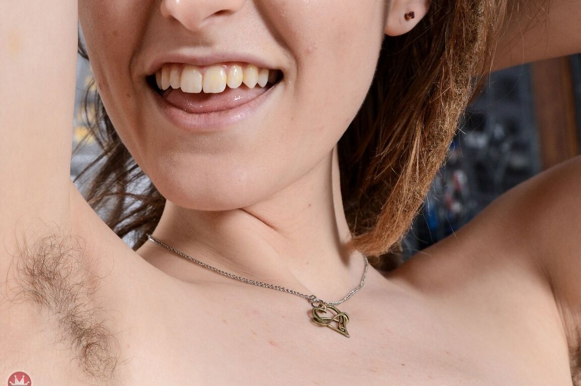 21P A pequena vagabunda Venus Rosales espalha sua boceta peluda escancarada de perto