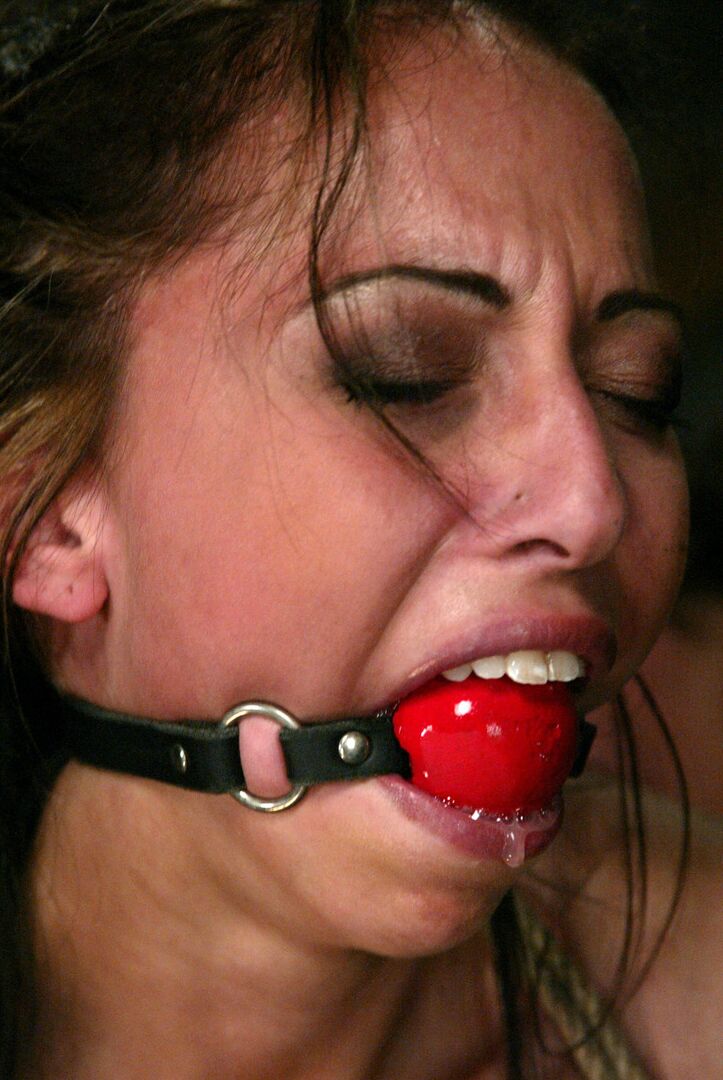 21P MILF Veronica Jett amordaçada e amarrada com uma bola recebendo seus seios bombeados