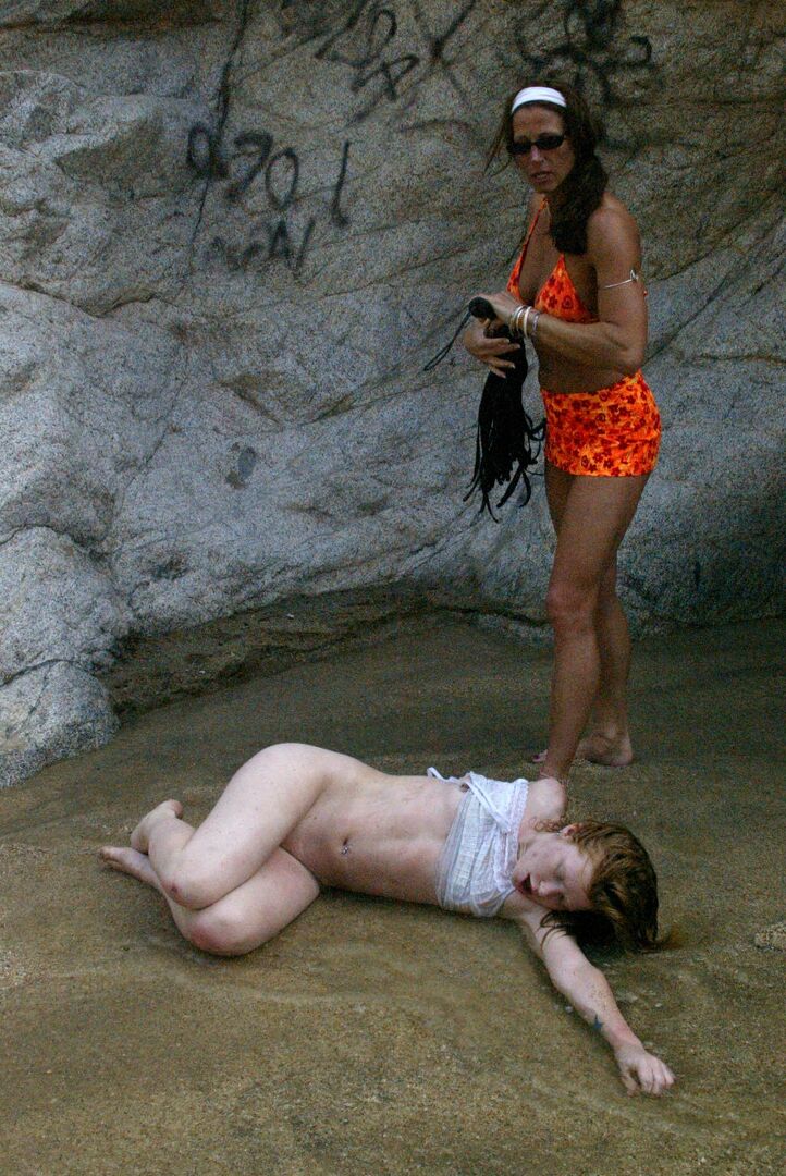 20P Teen mit winzigen gepiercten Nippeln wird im Freien gefesselt und von einer heißen MILF missbraucht