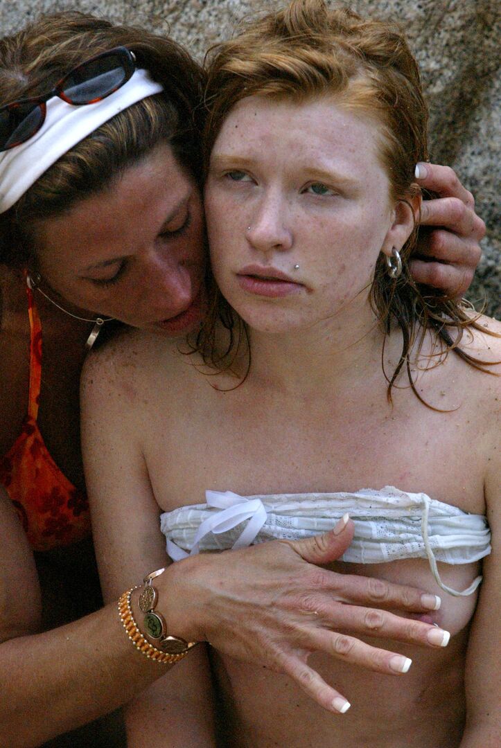 20P Teen mit winzigen gepiercten Nippeln wird im Freien gefesselt und von einer heißen MILF missbraucht