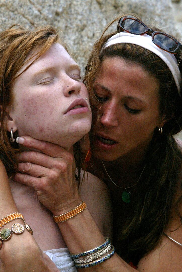 20P Teen mit winzigen gepiercten Nippeln wird im Freien gefesselt und von einer heißen MILF missbraucht