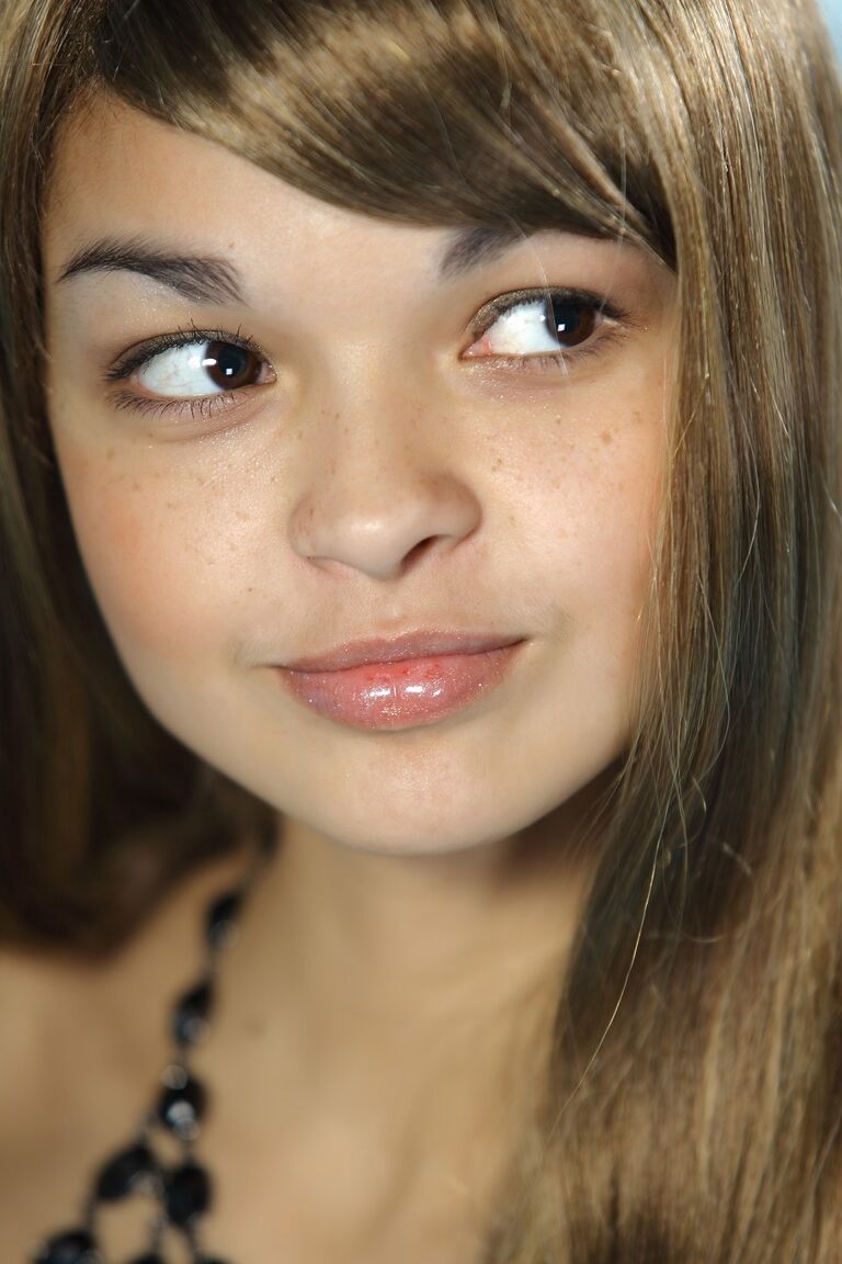21P La adorable adolescente Halina A hace poses tentadoras después de desnudarse totalmente